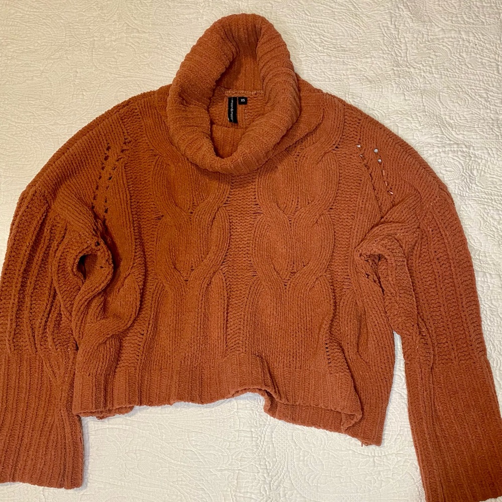 Moon&Madison turtleneck cropped sweater